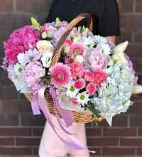 Композиция солнечный день в Крупце Цветочная композиция из Розы, Хризантемы, Пионы и Лизиантусы в корзине в Крупце