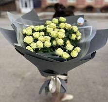 Букет Белые кустовые розы Солинеро в Крупце