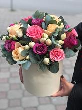 Цветочная композиция из Розы в шляпной коробке в Крупце